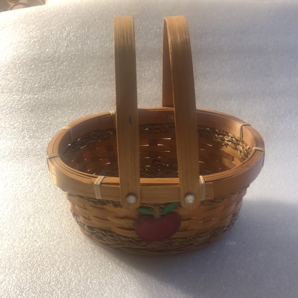 Vintage Apple hand woven basket - Picture 9 of 16